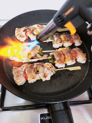 [다물꼬치] 삼겹새우롤꼬치 5개입 350g  + 데리야끼소스 120g + 매운고추소스 120g — 4점을 준 리뷰어가 2021년 12월 올린 사용 사진