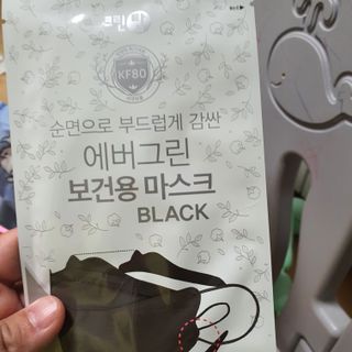 에버그린 순면 끈조절 KF80 마스크 - 화이트/블랙 컬러 대형 - 10매 — 5점을 준 리뷰어가 2021년 7월 올린 사용 사진