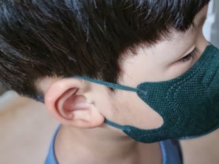 [블루 본 아이노우] 유아용 컬러마스크 40 PCS SET 2중 택 1 — 5점을 준 리뷰어가 2021년 4월 올린 사용 사진