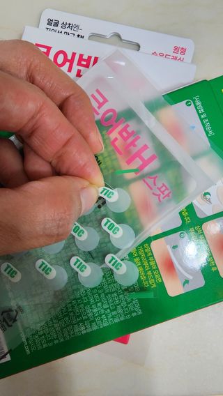 [큐어반H 스팟] 자외선 99프로 차단되는 스틱타입 스팟밴드(1팩 / 66매입) — 5점을 준 리뷰어가 2022년 11월 올린 사용 사진
