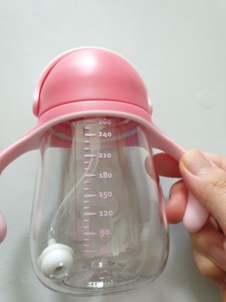 유비맘 트라이탄 코니빨대컵_컬러 랜덤 발송 — 5점을 준 리뷰어가 2021년 3월 올린 사용 사진