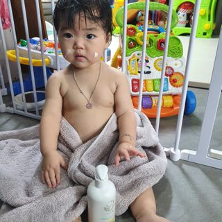 mom e 맘이 내추럴 베이비 케어 샴푸앤바스+로션 — 4점을 준 리뷰어가 2021년 1월 올린 사용 사진