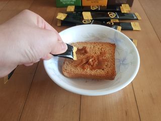 짜먹는 이지견과 짜먹는 이지아몬드, 짜먹는 이지허니피넛, 짜먹는 이지캐슈넛 각 10g X  10포 — 2.5점을 준 리뷰어가 2021년 2월 올린 사용 사진