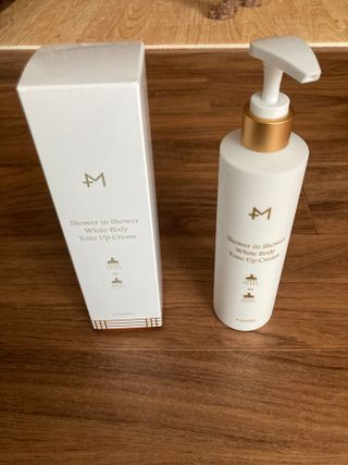 [엠메이데이] 샤워인샤워 화이트 바디 톤업크림 300g — 5점을 준 리뷰어가 2021년 12월 올린 사용 사진