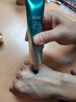 [NEW 탄력유턴 아이크림] AHC 유스 래스팅 리얼 아이크림 포 페이스 — 5점을 준 리뷰어가 2021년 3월 올린 사용 사진