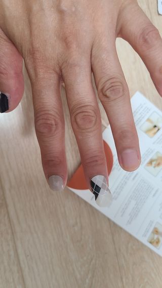 [네일가게] 햇빛에 닿으면 색이 변하는 신기한 햇살 반전 네일스티커 — 5점을 준 리뷰어가 2021년 8월 올린 사용 사진