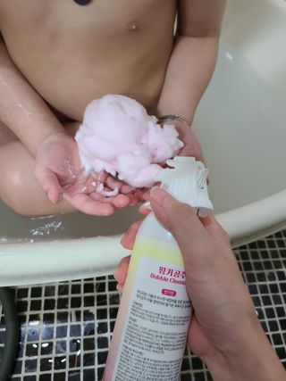 주식회사 권브라더스 [권브라더스] 목욕놀이 필수템, 핑키공주 유아버블클렌저 300ml 대용량 몽글몽글 구름 속 딸기향 — 5점을 준 리뷰어가 2022년 1월 올린 사용 사진