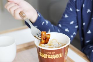 유비쿡 컵떡볶이 매운컵떡볶이2개/ 짜장컵떡볶이 2개  총 4개세트 — 5점을 준 리뷰어가 2021년 4월 올린 사용 사진