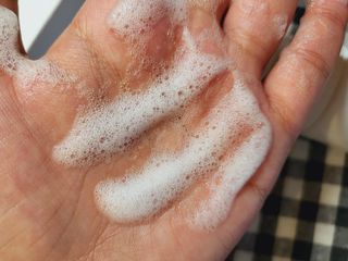 블룸비 거품 두피 샴푸 — 5점을 준 리뷰어가 2022년 9월 올린 사용 사진