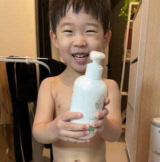 mom e 맘이 내추럴 베이비 케어 샴푸앤바스+로션 — 5점을 준 리뷰어가 2021년 1월 올린 사용 사진