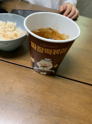 유비쿡 컵떡볶이 매운컵떡볶이2개/ 짜장컵떡볶이 2개  총 4개세트 — 5점을 준 리뷰어가 2021년 3월 올린 사용 사진