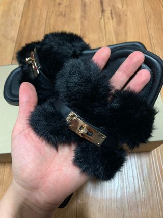 소담스퀘어 상암 쌍형컴퍼니 복슬복슬 포근한 털슬리퍼 — 4.5점을 준 리뷰어가 2022년 12월 올린 사용 사진