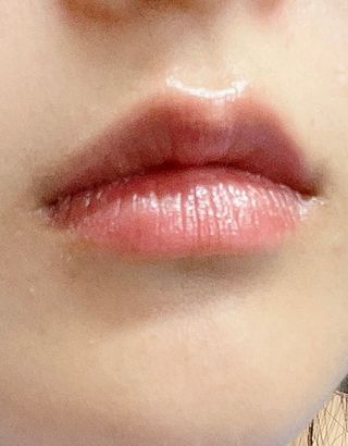 틱톡 [후르디아] 튼입술해결템 올리브영 블루베리 하이드레이팅 허니 립밤 — 5점을 준 리뷰어가 2024년 3월 올린 사용 사진