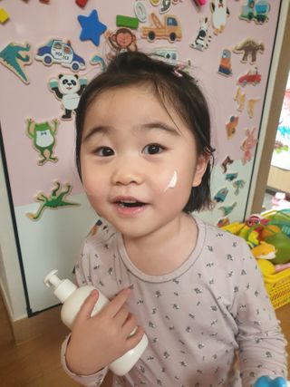 mom e 맘이 내추럴 베이비 케어 샴푸앤바스+로션 — 5점을 준 리뷰어가 2021년 1월 올린 사용 사진