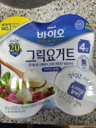 매일바이오 그릭요거트 오리지널 플레인 4개, 로스터리 커피믹스 4개 — 5점을 준 리뷰어가 2021년 12월 올린 사용 사진