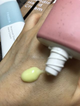 [후르디아] 끈적임 없는 착한성분 비건  핸드크림 3종 — 5점을 준 리뷰어가 2021년 1월 올린 사용 사진