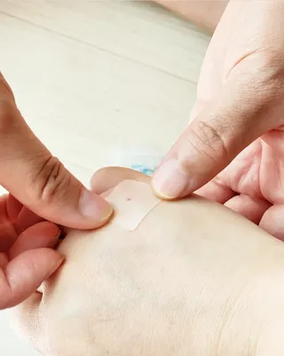 [큐어반H 커팅] 간편하게 떼서 쓰는 자외선차단 습윤밴드 (1팩/30매입) — 5점을 준 리뷰어가 2022년 11월 올린 사용 사진