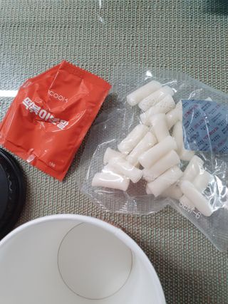 유비쿡 컵떡볶이 매운컵떡볶이2개/ 짜장컵떡볶이 2개  총 4개세트 — 5점을 준 리뷰어가 2021년 3월 올린 사용 사진