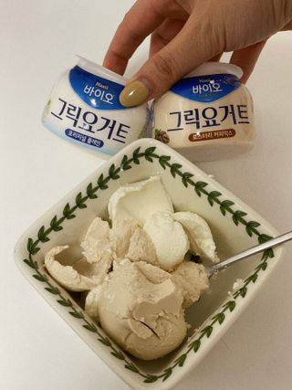 매일바이오 그릭요거트 오리지널 플레인 4개, 로스터리 커피믹스 4개 — 4점을 준 리뷰어가 2021년 12월 올린 사용 사진