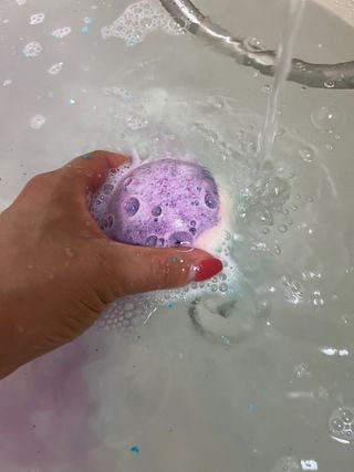 소담스퀘어 상암 Evreryday Bath Bomb Day7(에브리데이 배쓰밤 데이7) / 7종 중 2종 랜덤발송 — 5점을 준 리뷰어가 2022년 11월 올린 사용 사진