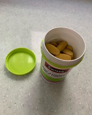 Swisse 스위스 고함량 밀크씨슬 35,000mg 60정 — 5점을 준 리뷰어가 2021년 11월 올린 사용 사진