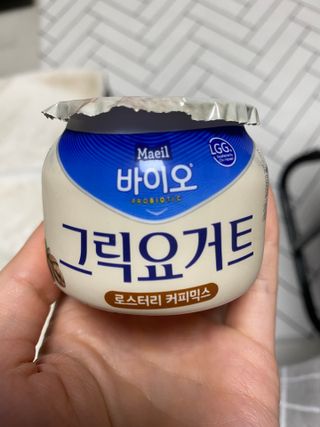 매일바이오 그릭요거트 오리지널 플레인 4개, 로스터리 커피믹스 4개 — 4.5점을 준 리뷰어가 2021년 12월 올린 사용 사진