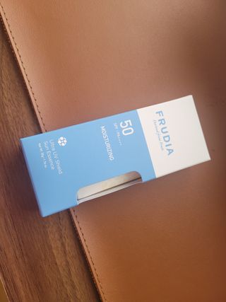틱톡 [후르디아] 백탁NO! 화잘먹 수분광 선 에센스✨ — 4점을 준 리뷰어가 2023년 8월 올린 사용 사진