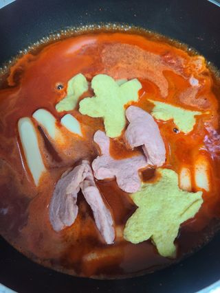 빨간키트 떡볶이 밀키트 2~3인분 매운맛 국물 떡볶이 만들기 쉬운 황금 레시피 분말 소스로 간편한 요리 — 5점을 준 리뷰어가 2021년 10월 올린 사용 사진