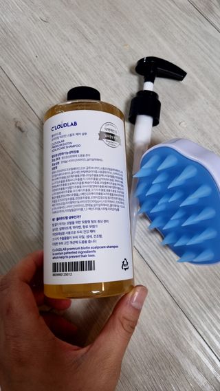 클라우드랩 프리미엄 비오틴 스칼프 케어 샴푸+ 브러쉬 — 5점을 준 리뷰어가 2021년 4월 올린 사용 사진