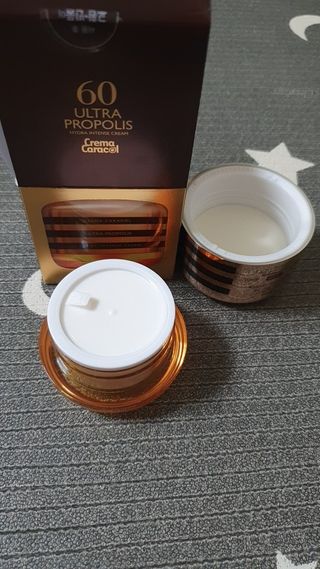 자민경 크레마카라콜 울트라 프로폴리스 하이드라 인텐스 크림 50ml — 5점을 준 리뷰어가 2021년 1월 올린 사용 사진