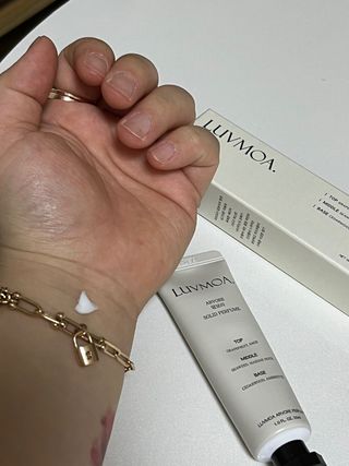 러브모아 향수 고체향수 승무원 고체향수 바르는 향수 니치향수 도손 우드세이지 앤 씨솔트 — 5점을 준 리뷰어가 2022년 12월 올린 사용 사진
