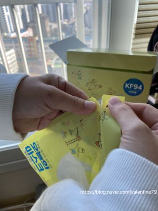 [심폐소생소] 오늘의마스크 KF94 소형 초등학생 어린이 마스크 — 4.5점을 준 리뷰어가 2022년 1월 올린 사용 사진