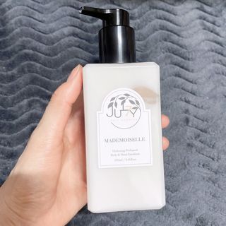 줄라이 모닝 _ JULY MORNING 줄라이모닝 하이드레이팅 퍼퓸드 바디앤핸드 에멀젼 — 5점을 준 리뷰어가 2022년 3월 올린 사용 사진