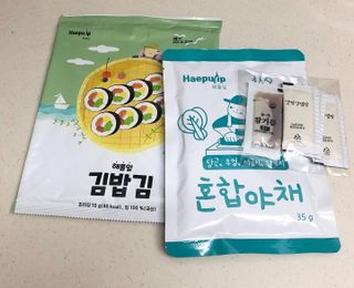 해풀잎 누구나 김밥*1ea [(혼합야채 35g *1ea,  김밥김 (5g, 5ea),  양념간장 (6g, 5ea), 참기름(5g, 2ea)] — 4점을 준 리뷰어가 2022년 7월 올린 사용 사진