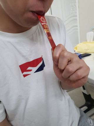 힘내라김홍삼 하루홍삼정스틱 10g x 10포 — 3점을 준 리뷰어가 2021년 3월 올린 사용 사진