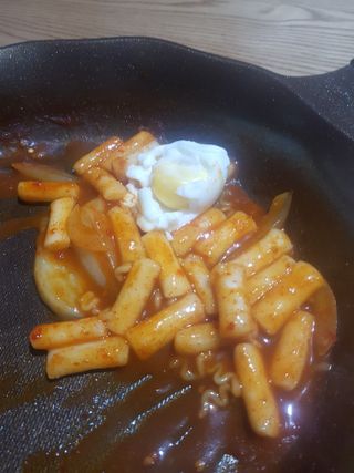 더밥  고추마녀 라볶이 +  나이스미 무설탕 현미후레이크 — 5점을 준 리뷰어가 2021년 10월 올린 사용 사진