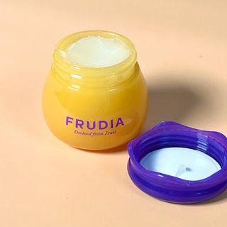 틱톡 [후르디아] 튼입술해결템 올리브영 블루베리 하이드레이팅 허니 립밤 — 5점을 준 리뷰어가 2023년 12월 올린 사용 사진