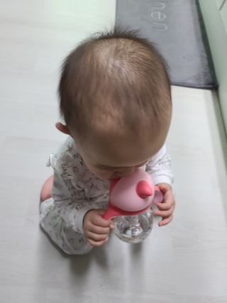 유비맘 트라이탄 코니빨대컵_컬러 랜덤 발송 — 3.5점을 준 리뷰어가 2021년 1월 올린 사용 사진