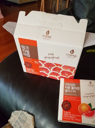 자연에온 핑크 자몽 착즙 100mL 10개입 1BOX +가 득담은 자몽 콜라겐 젤리스틱 1BOX — 5점을 준 리뷰어가 2021년 7월 올린 사용 사진