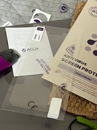 아클리브 Eco 항균 항바이러스 액정 보호필름(iPhone) — 5점을 준 리뷰어가 2022년 7월 올린 사용 사진