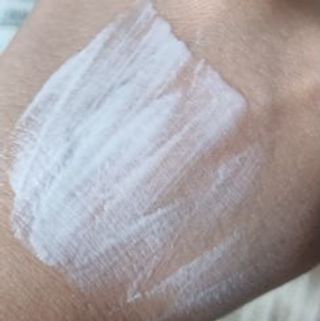 리더스코스메틱 리더스 카밍 바이오틱스 선 에센스 SPF 50+ PA++++ — 3점을 준 리뷰어가 2022년 8월 올린 사용 사진