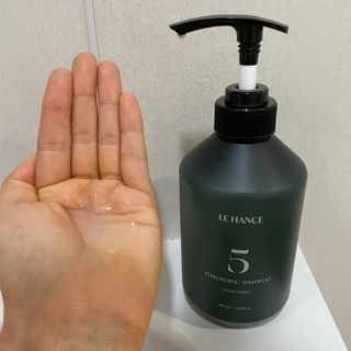 르핸스 퍼포밍 5 샴푸 비반트 포렛/베티버 포그 — 5점을 준 리뷰어가 2023년 3월 올린 사용 사진