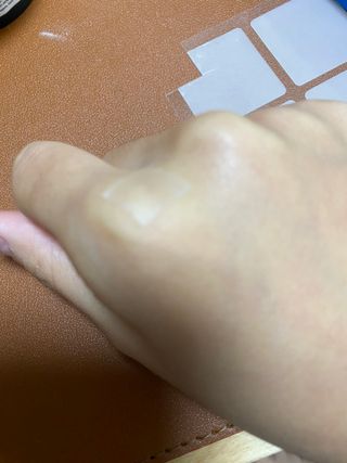 [큐어반H 커팅] 간편하게 떼서 쓰는 자외선차단 습윤밴드 (1팩/30매입) — 5점을 준 리뷰어가 2022년 11월 올린 사용 사진