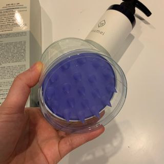 유메이 웰니스 샴푸 + 유메이 스칼프 브러쉬 — 5점을 준 리뷰어가 2022년 1월 올린 사용 사진