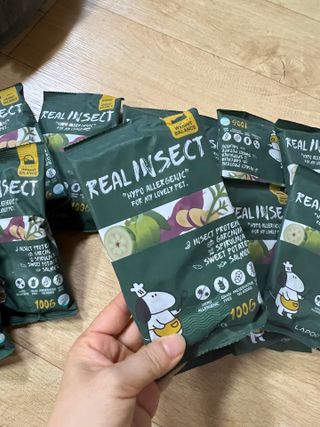 [푸디웜] 라포그  리얼인섹트 웨이트밸런스 저알러지 강아지 사료  1.2KG — 3점을 준 리뷰어가 2022년 7월 올린 사용 사진