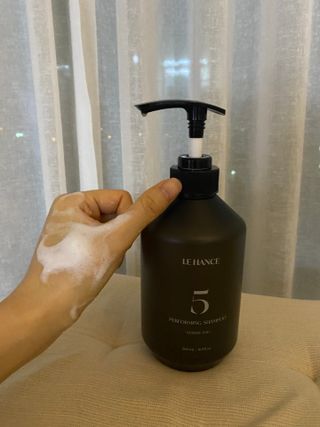 르핸스 퍼포밍 5 샴푸 비반트 포렛/베티버 포그 — 4점을 준 리뷰어가 2022년 12월 올린 사용 사진