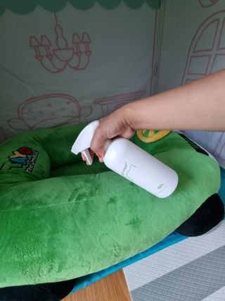 [푸푸몬스터] 비건 펫 데오 스프레이(탈취제) 500ml (유향/무향 택 1) — 5점을 준 리뷰어가 2022년 7월 올린 사용 사진