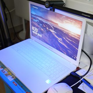TOMO GRAPHY 나 있을땐 환한 조명 나 없을땐 확실한 살균 ★ DESK LIGHT & STERILIZER [ON] ★ — 4점을 준 리뷰어가 2021년 11월 올린 사용 사진