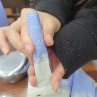 서울약사신협_순수초유프로틴_2.5gx30포 — 5점을 준 리뷰어가 2021년 11월 올린 사용 사진