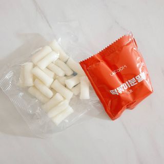 유비쿡 컵떡볶이 매운컵떡볶이2개/ 짜장컵떡볶이 2개  총 4개세트 — 5점을 준 리뷰어가 2021년 2월 올린 사용 사진